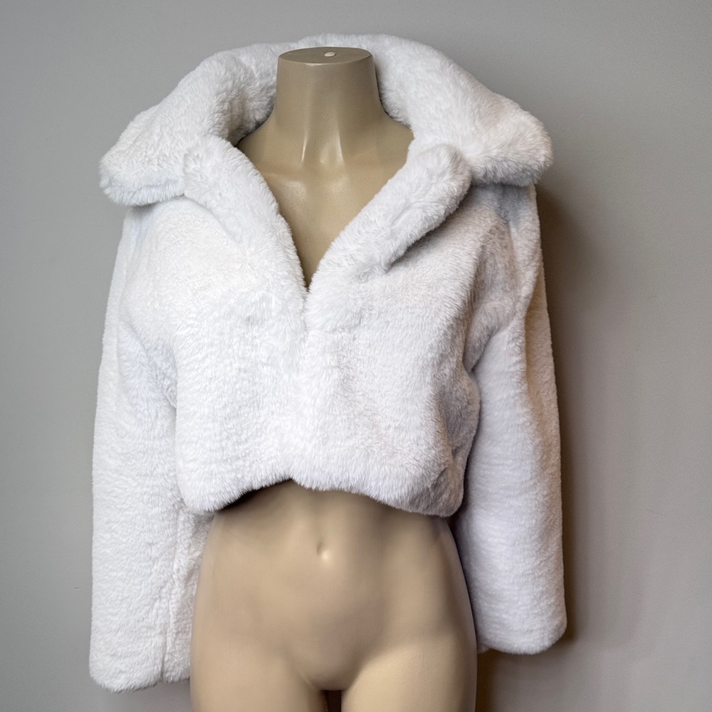 AKIRA Plush White Cropped Teddy Coat with Wide Collar